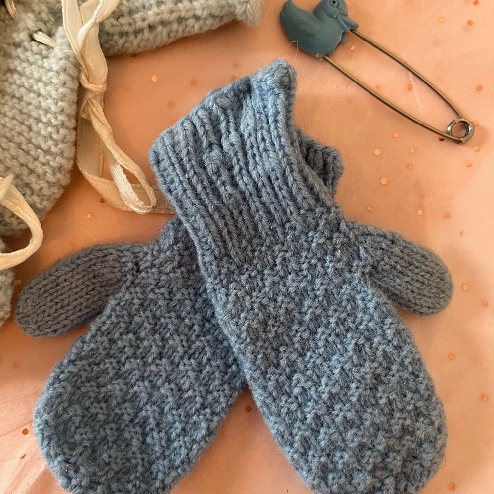 Vintage Baby Booties and Mittens Set with cute diaper pin too - Picture 2 of 6